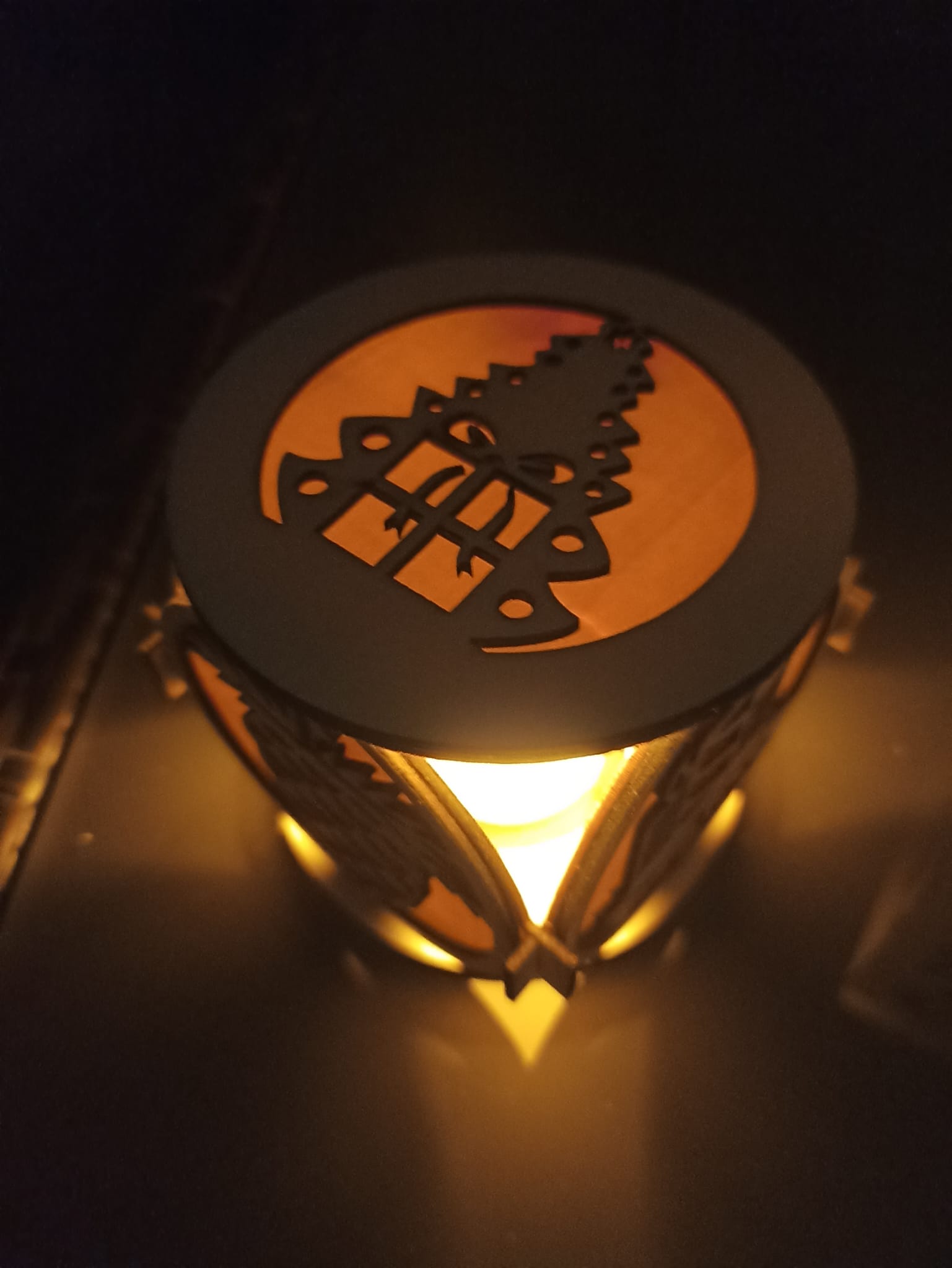 Dřevěný Vánoční Lampion na LED Svíčku – Motiv Šiška a Stromeček