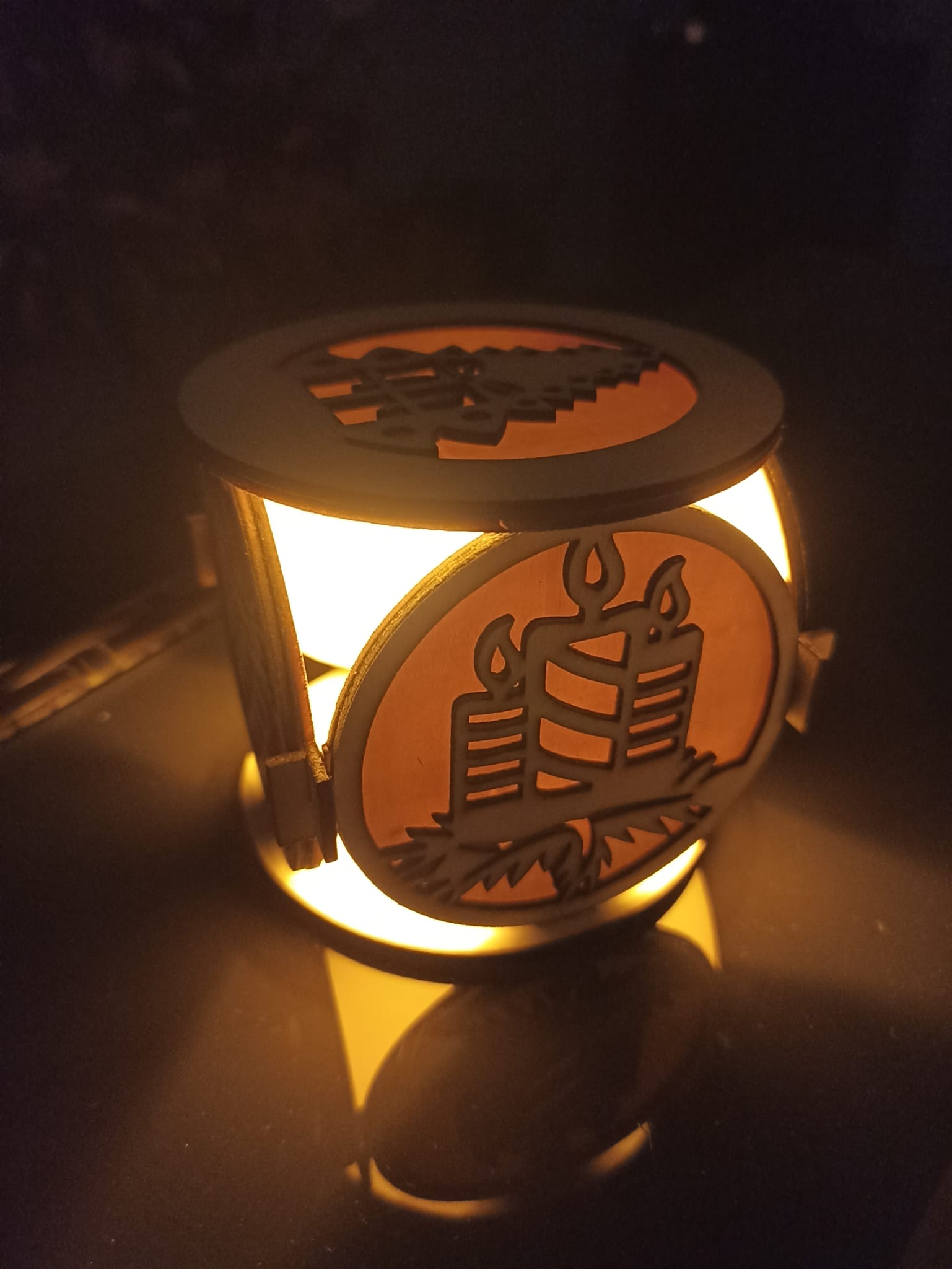 Dřevěný Vánoční Lampion na LED Svíčku – Motiv Šiška a Stromeček