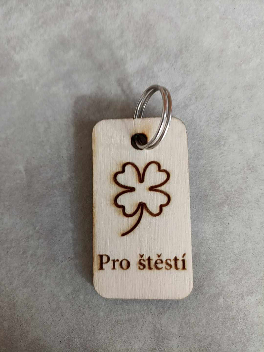 Dřevěná Klíčenka „Pro Štěstí“ s Čtyřlístkem