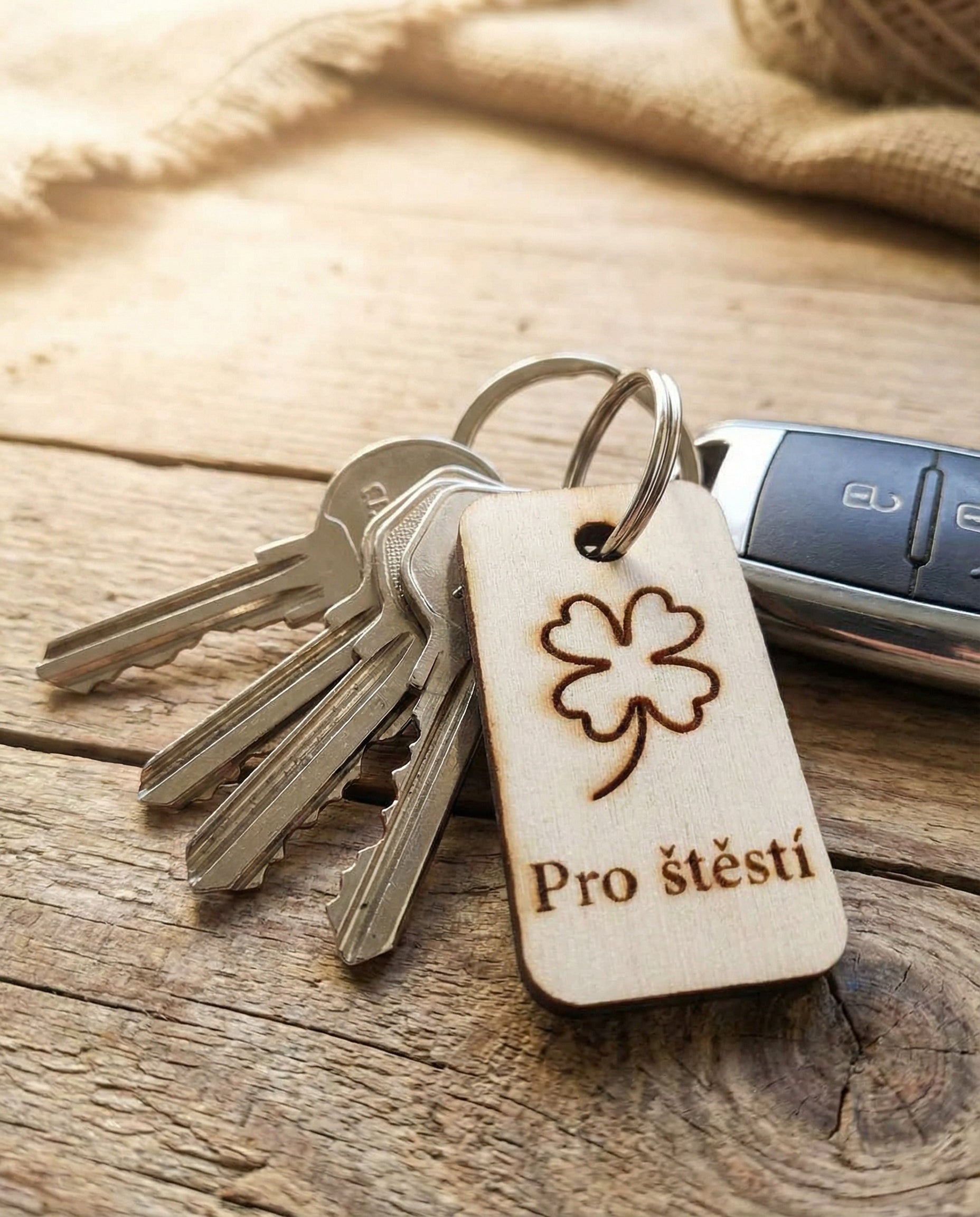 Dřevěná Klíčenka „Pro Štěstí“ s Čtyřlístkem