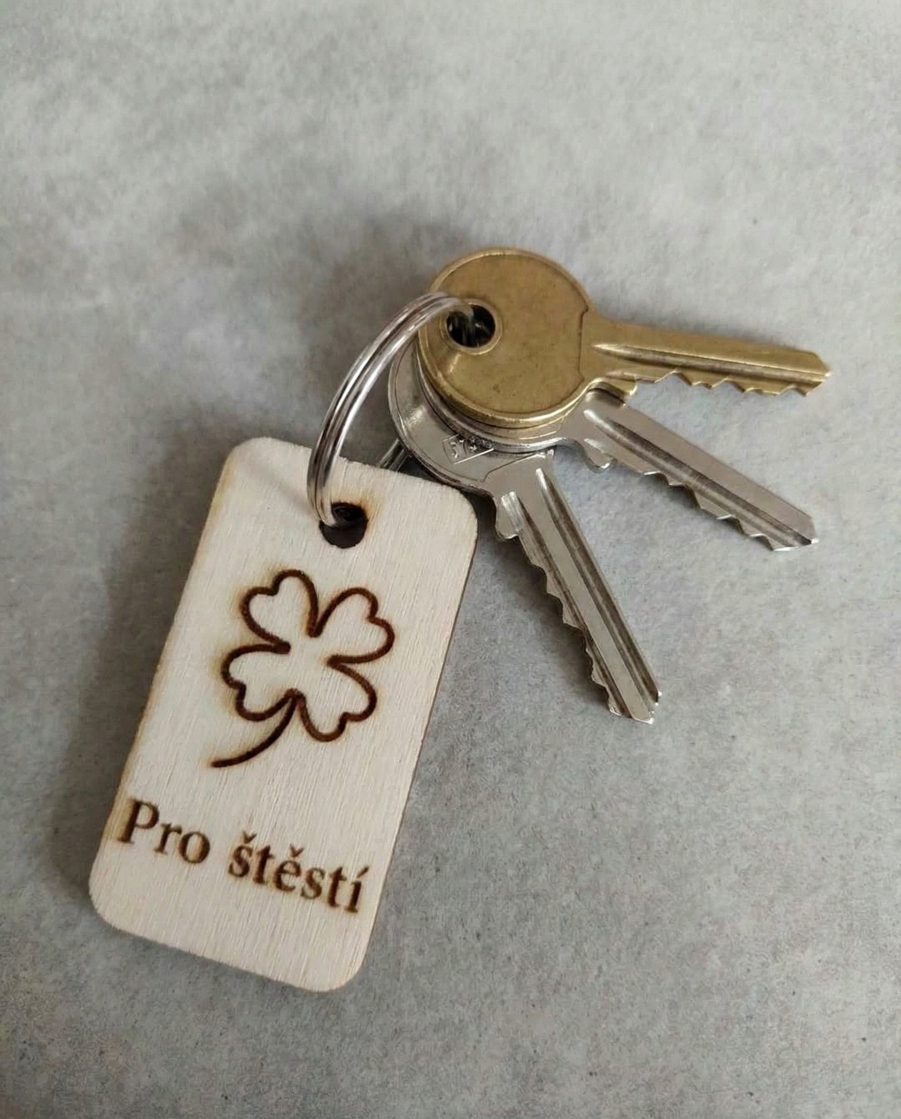 Dřevěná Klíčenka „Pro Štěstí“ s Čtyřlístkem