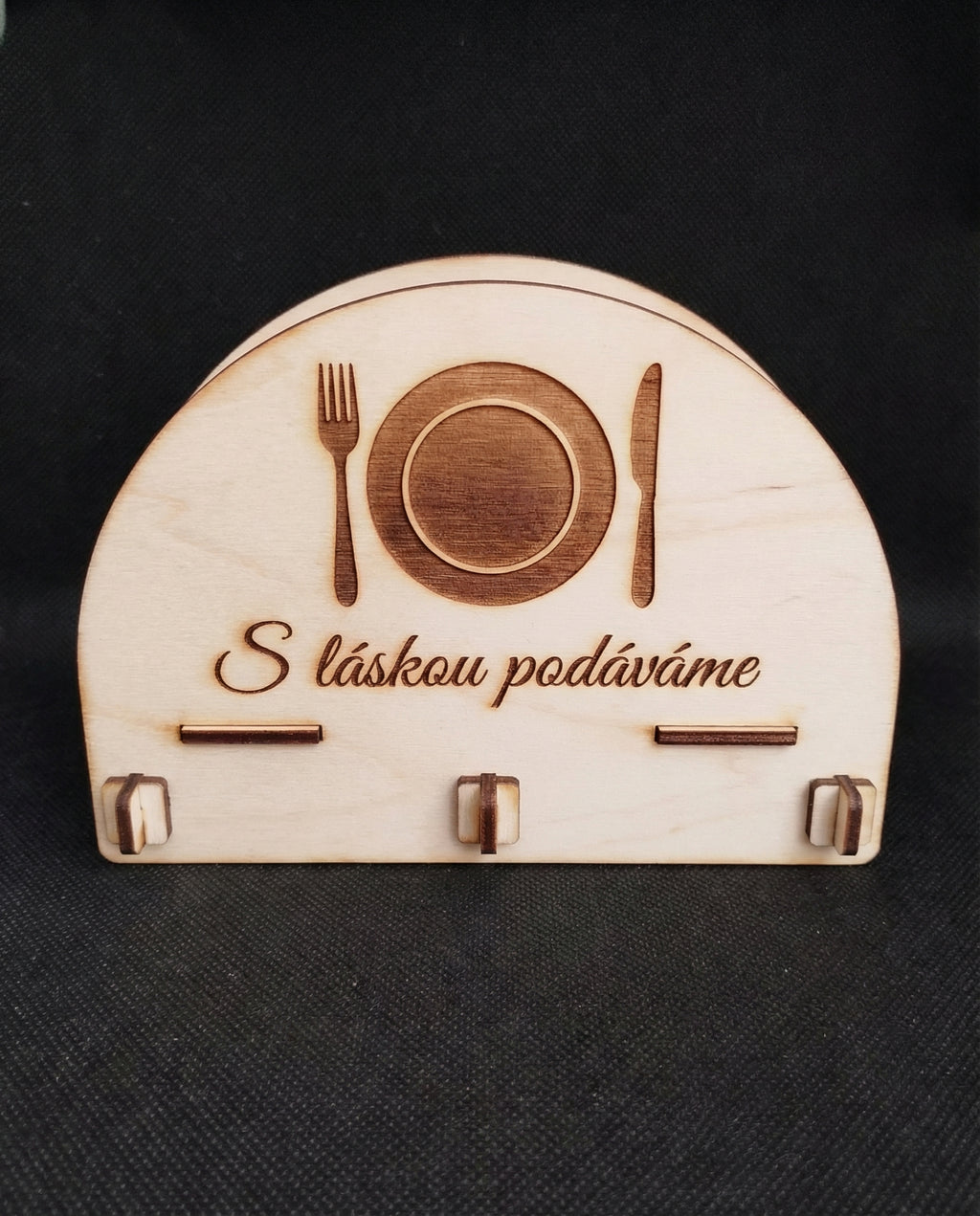 Dřevěný stojan na ubrousky s gravírováním — Personalizovaný doplněk pro restaurace a firmy | Chráněná dílna