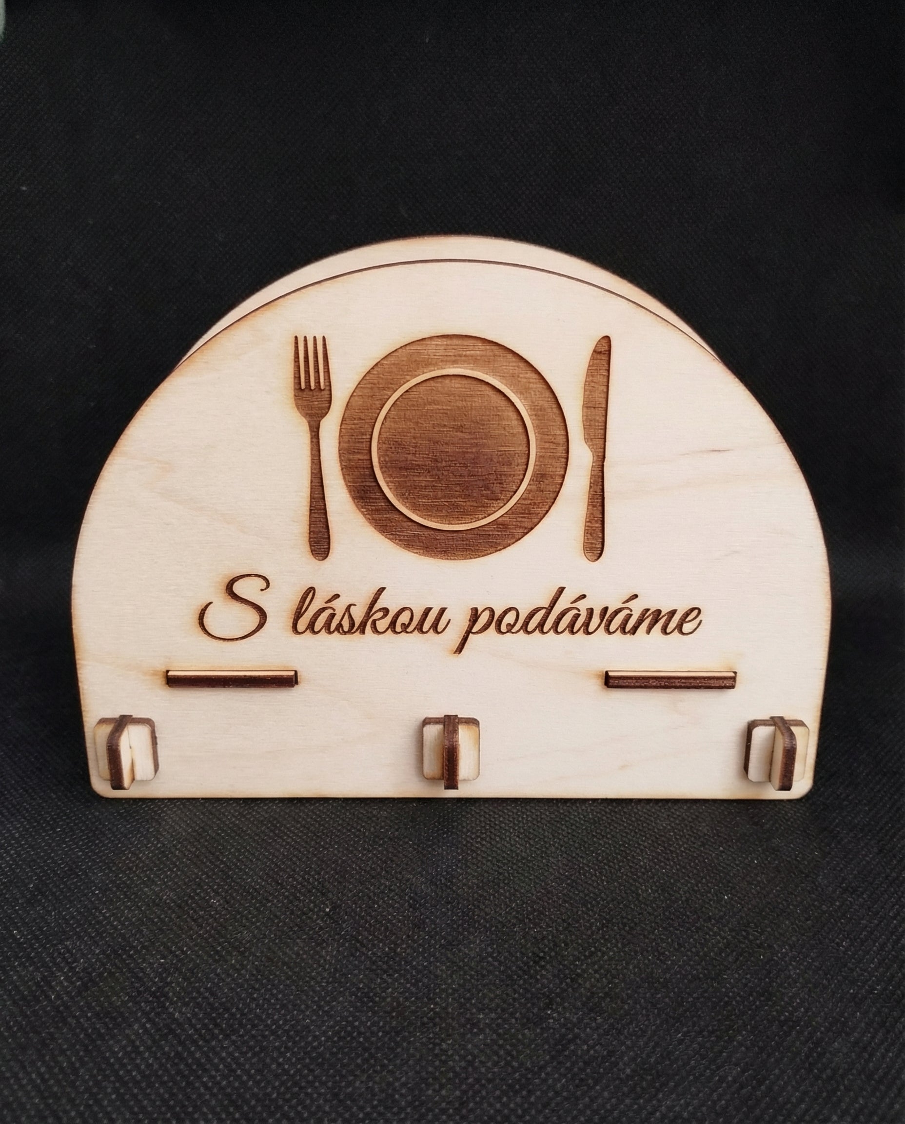 Dřevěný stojan na ubrousky s gravírováním — Personalizovaný doplněk pro restaurace a firmy | Chráněná dílna
