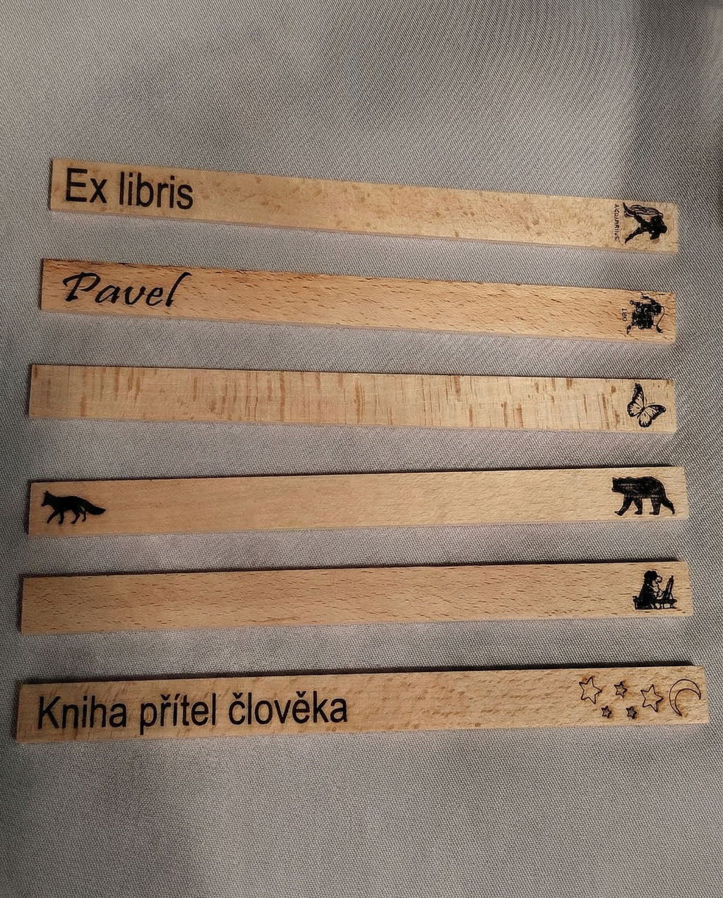 Dřevěná Záložka do Knihy na Míru – S Vlastním Jménem či Motivem