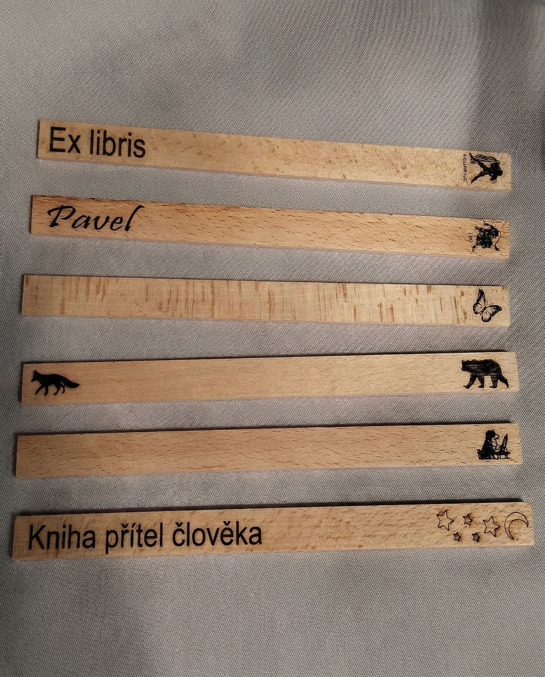 Dřevěná Záložka do Knihy na Míru – S Vlastním Jménem či Motivem